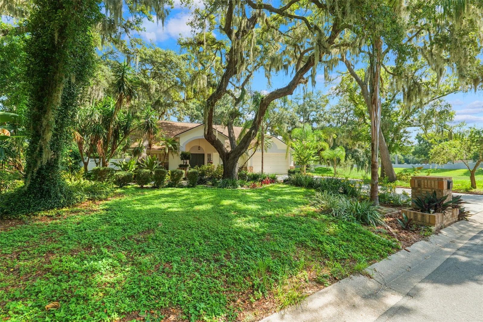 Single Family Residence at 2770 BUCKHORN OAKS DR, VALRICO, photo 4 of 54