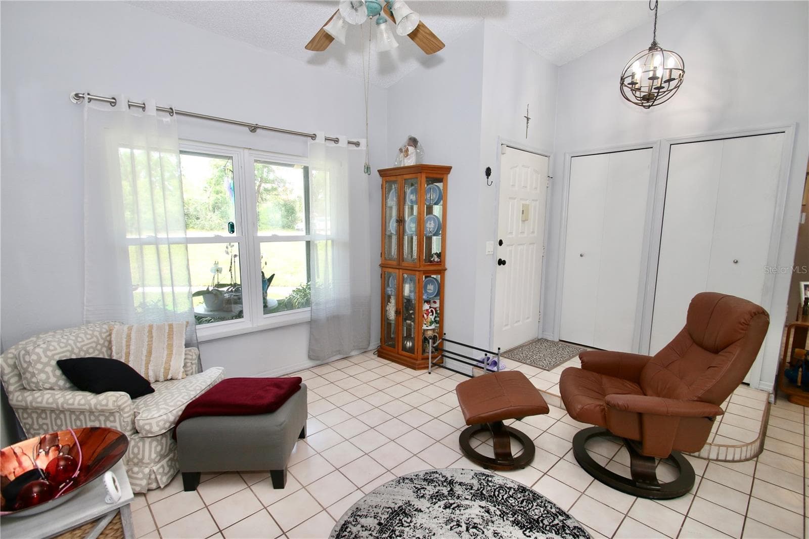 Enter into this spacious room - 1812 WHIPPLE DR, DELTONA