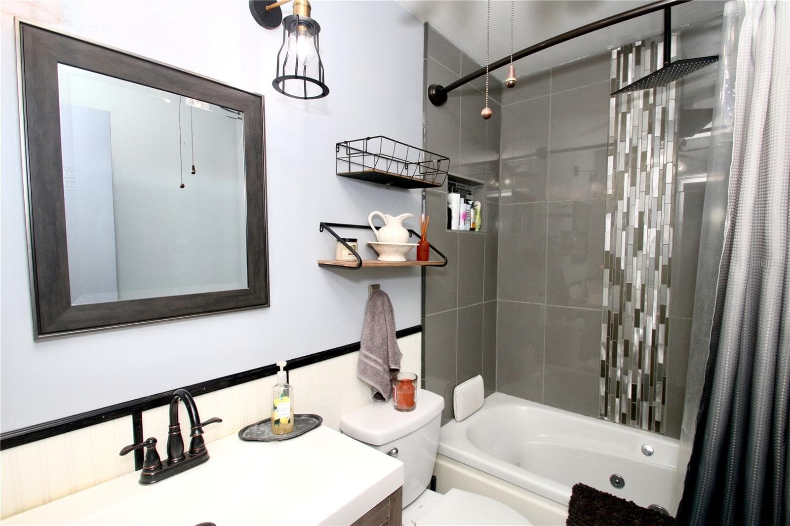 Guest bathroom is stunning! - 1812 WHIPPLE DR, DELTONA