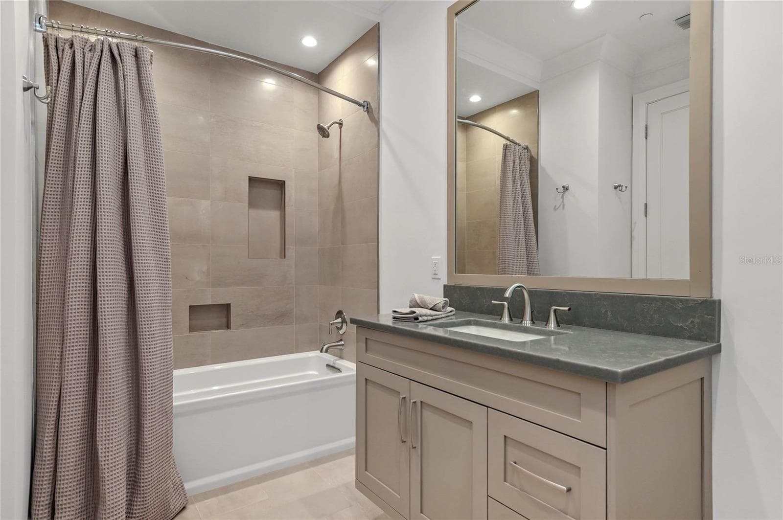 Townhouse at 125 S INTERLACHEN AVE #1, WINTER PARK, photo 57 of 79