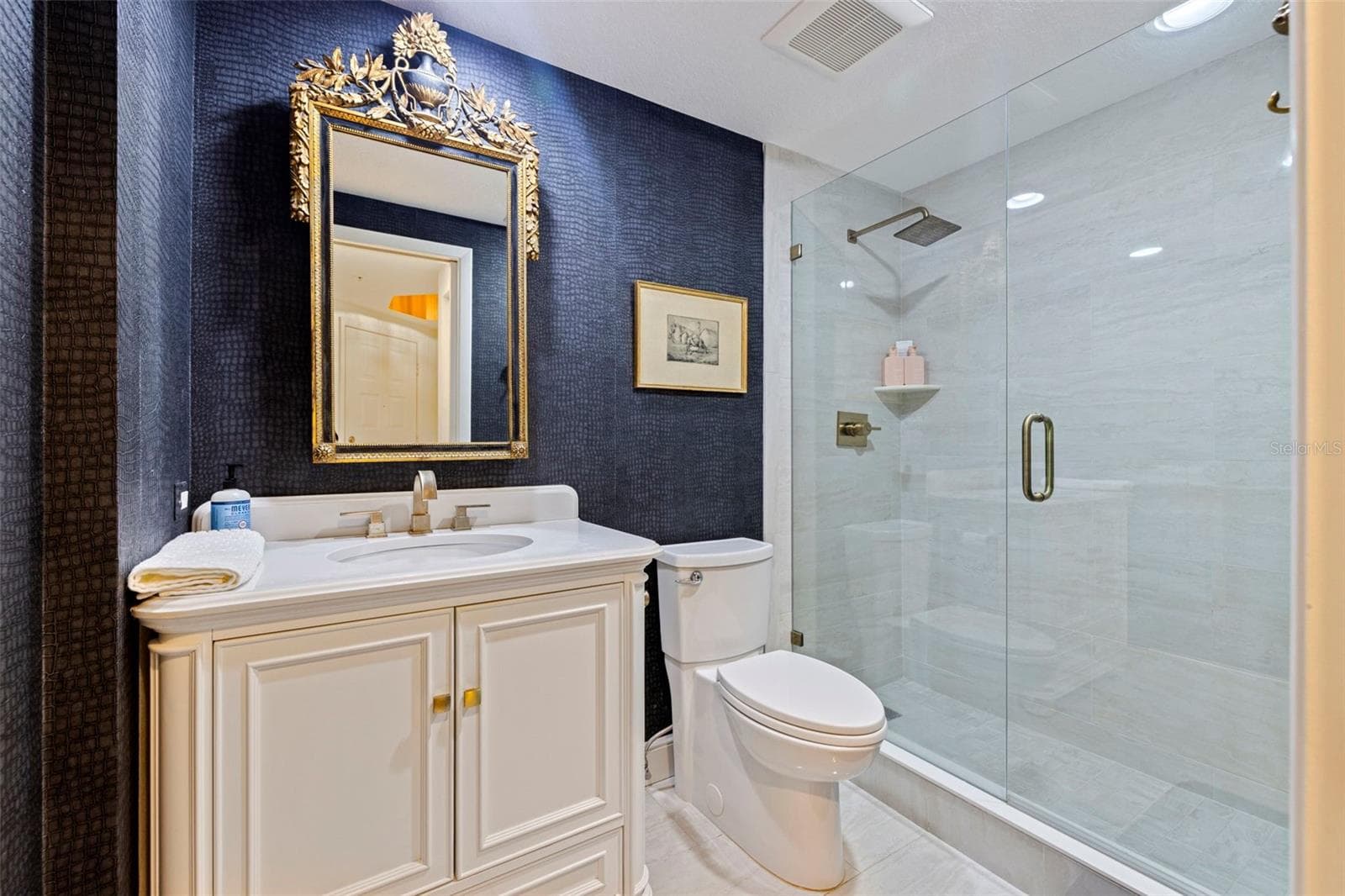 Full bath - 4737 DOLPHIN CAY LN S #401, ST PETERSBURG