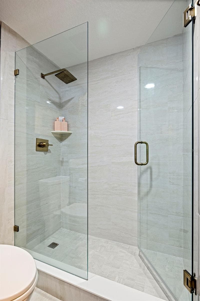 Full bath - 4737 DOLPHIN CAY LN S #401, ST PETERSBURG