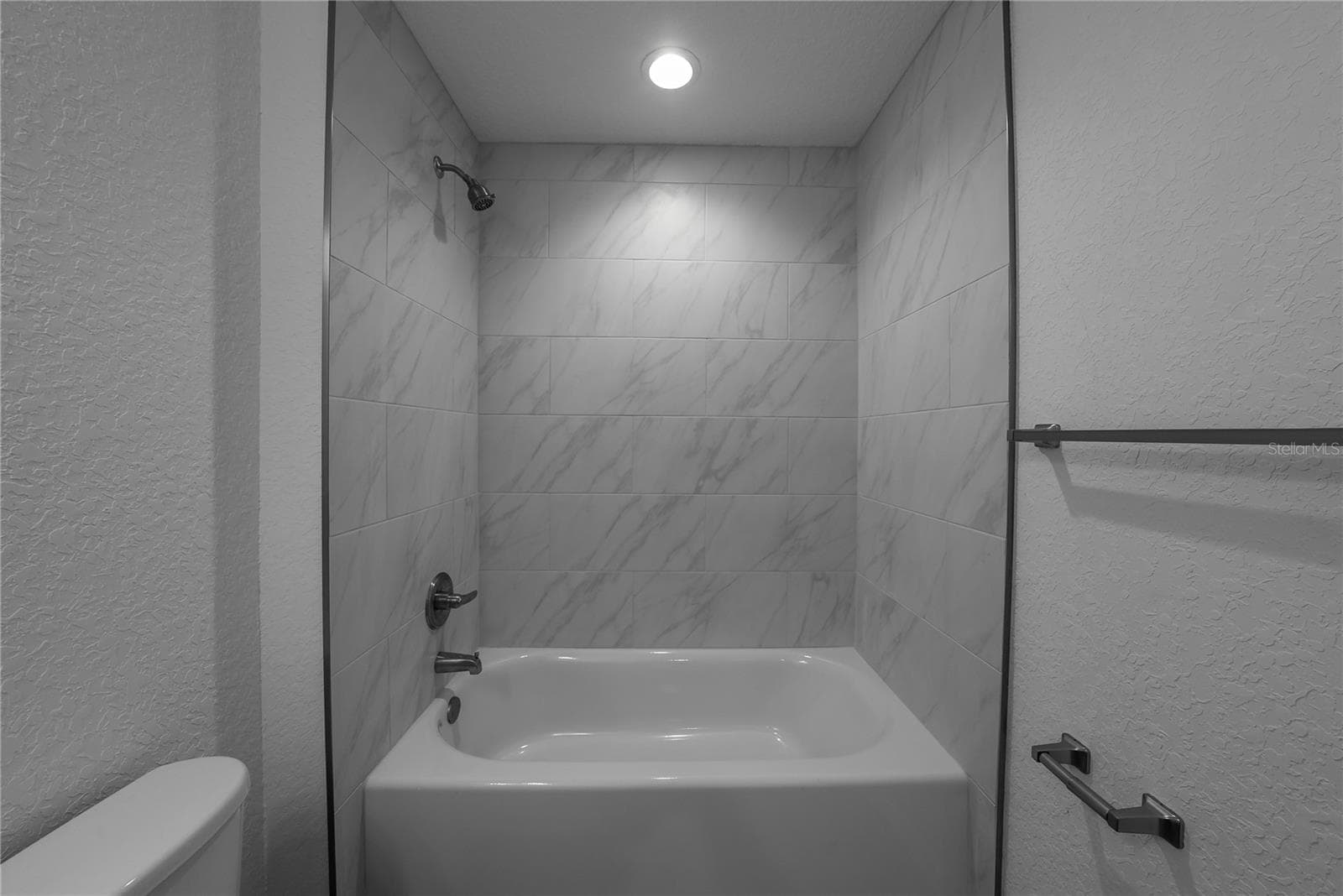 TILE SHOWER AND PORCELAIN TUB - 11 MALAUKA PASS, OCKLAWAHA