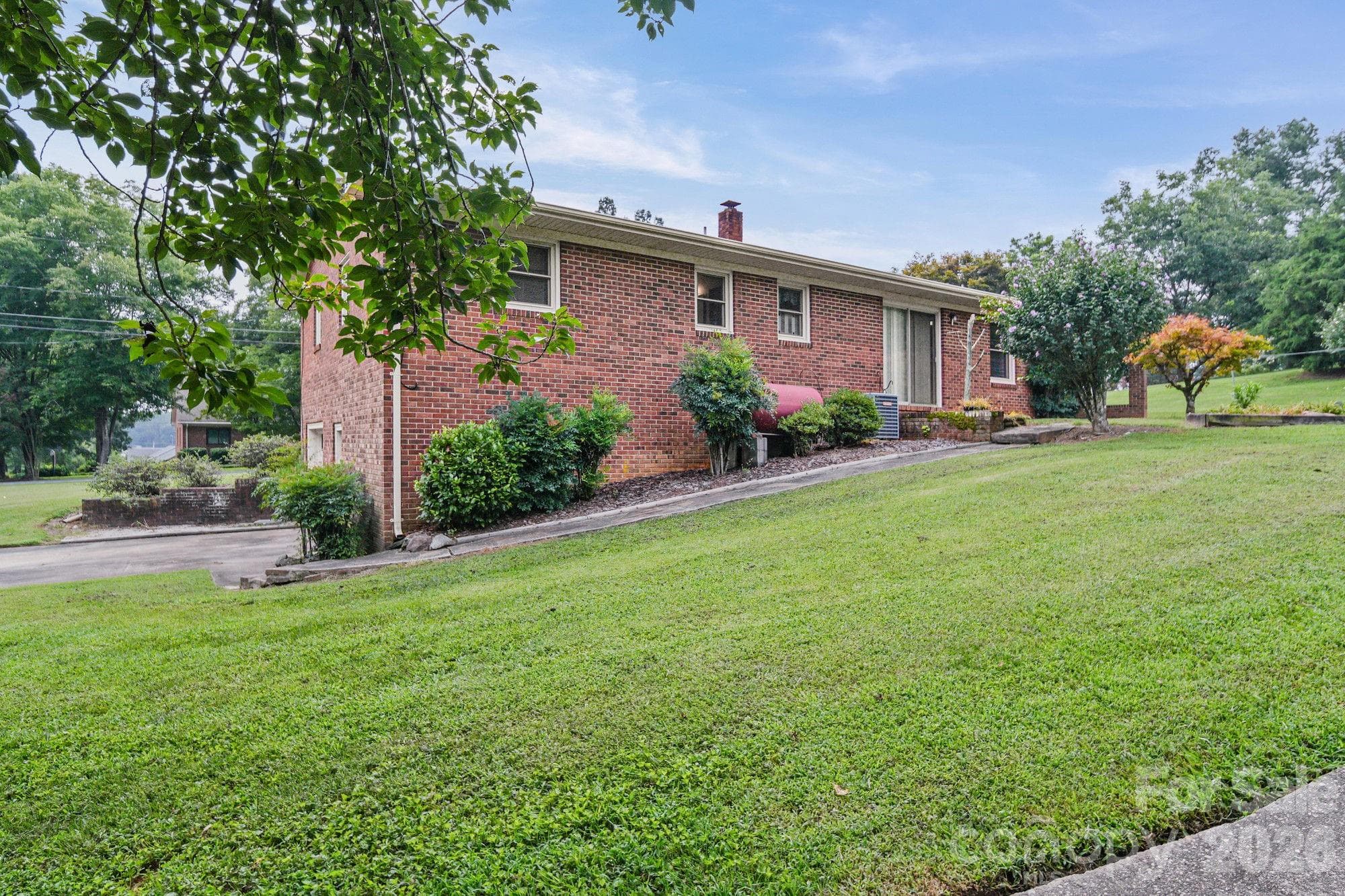 Single Family Residence at 1008 Longview Drive, New London, photo 3 of 37
