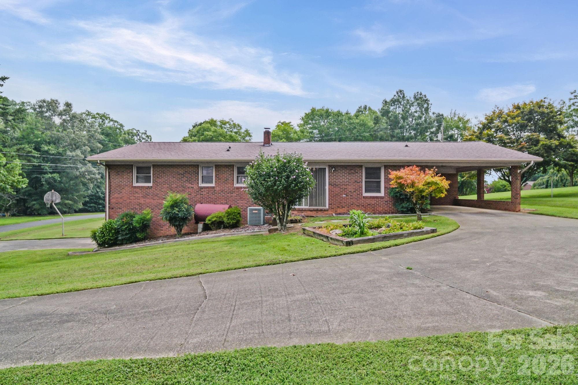 Single Family Residence at 1008 Longview Drive, New London, photo 6 of 37