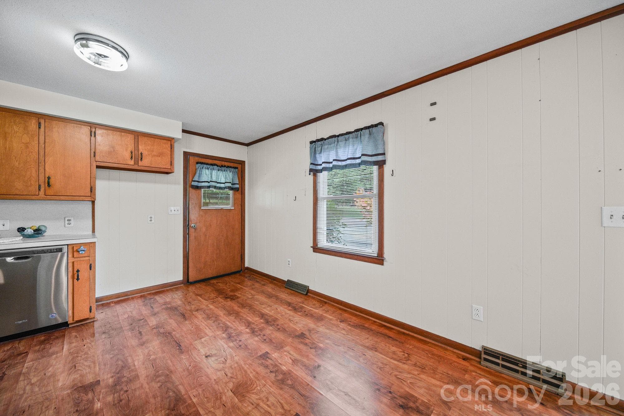 Single Family Residence at 1008 Longview Drive, New London, photo 13 of 37