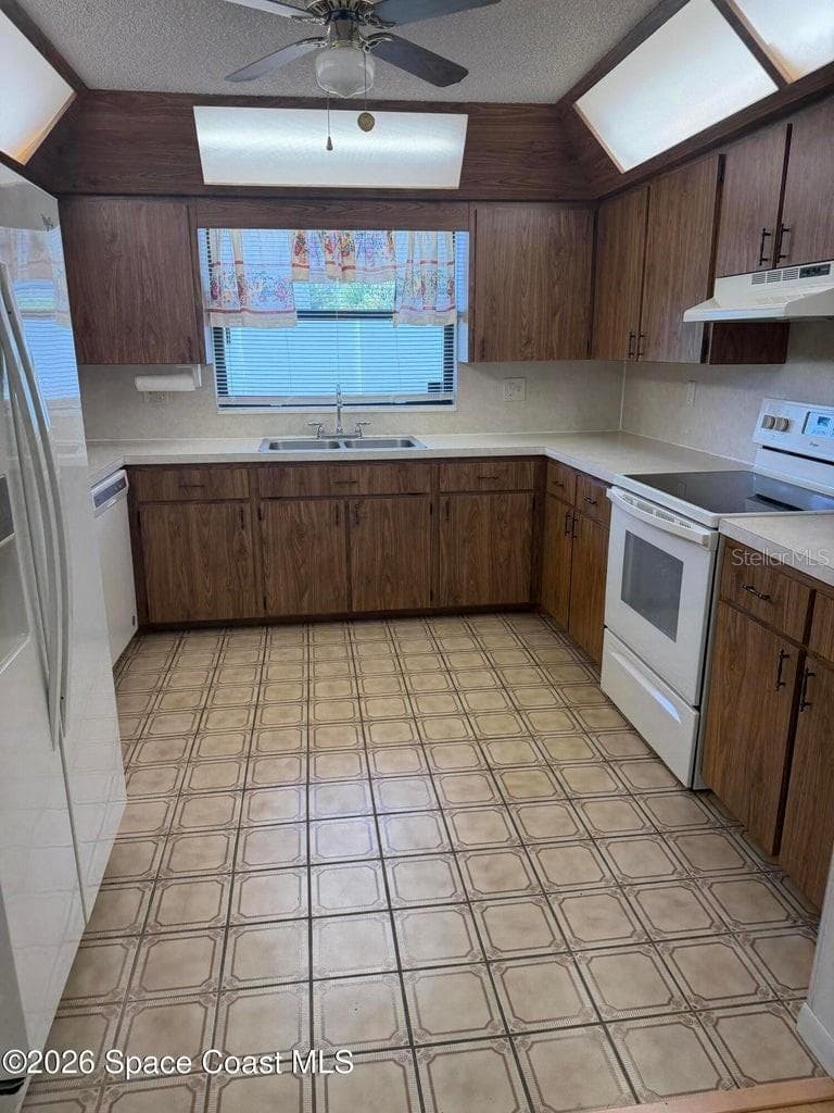 Half Duplex at 3079 SEA GATE CIR, MERRITT ISLAND, photo 3 of 27
