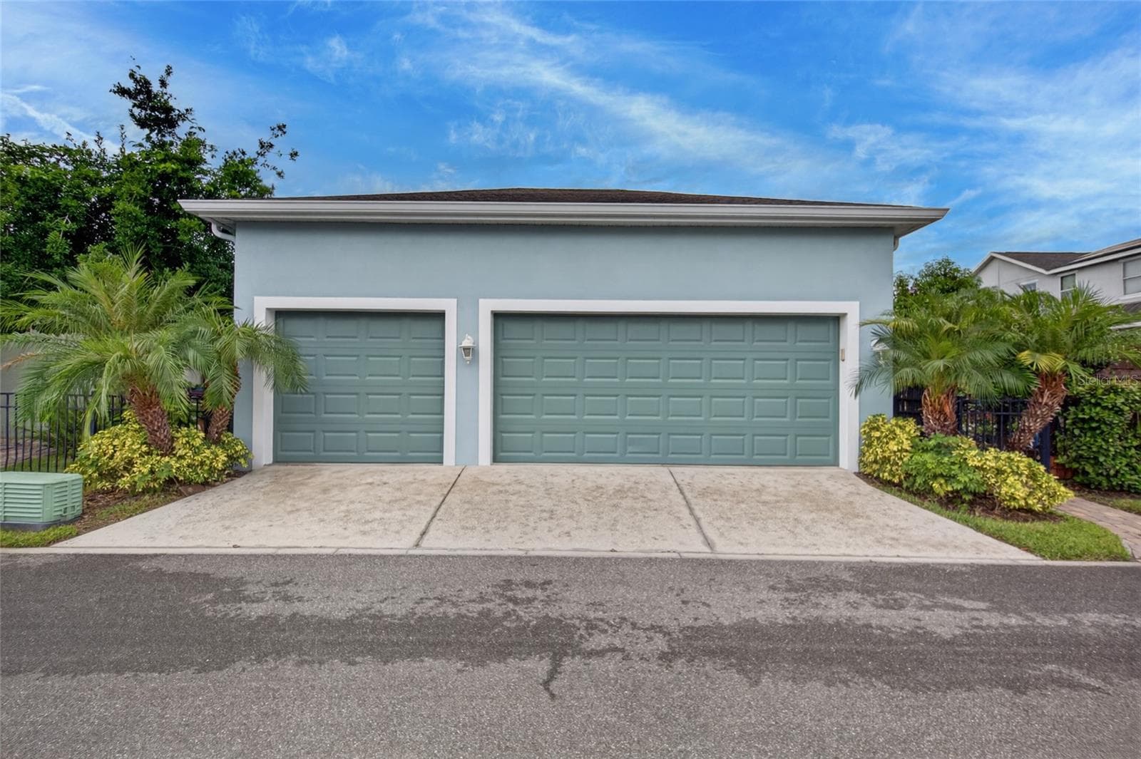 3 Car Alley Entry - 6144 CLIFF HOUSE LN, RIVERVIEW