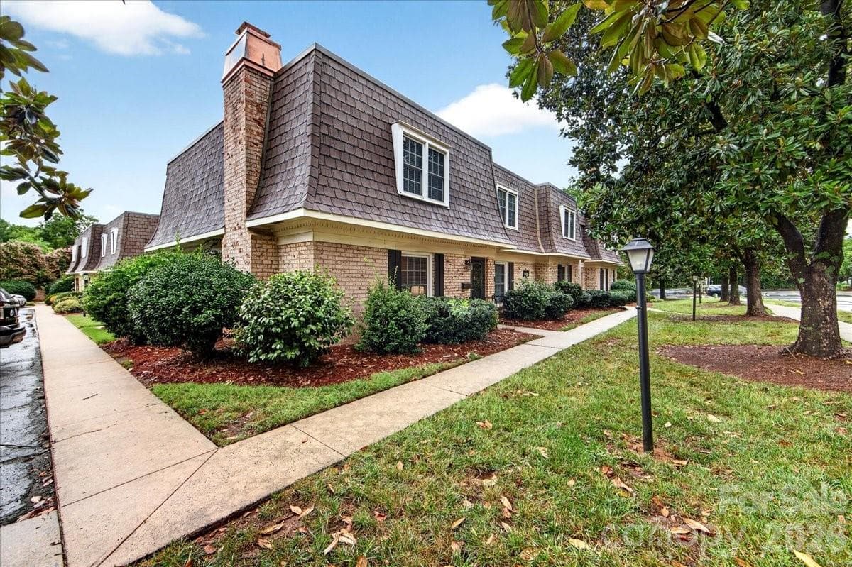 Wonderful end unit - 1700 Roxborough Road, Charlotte