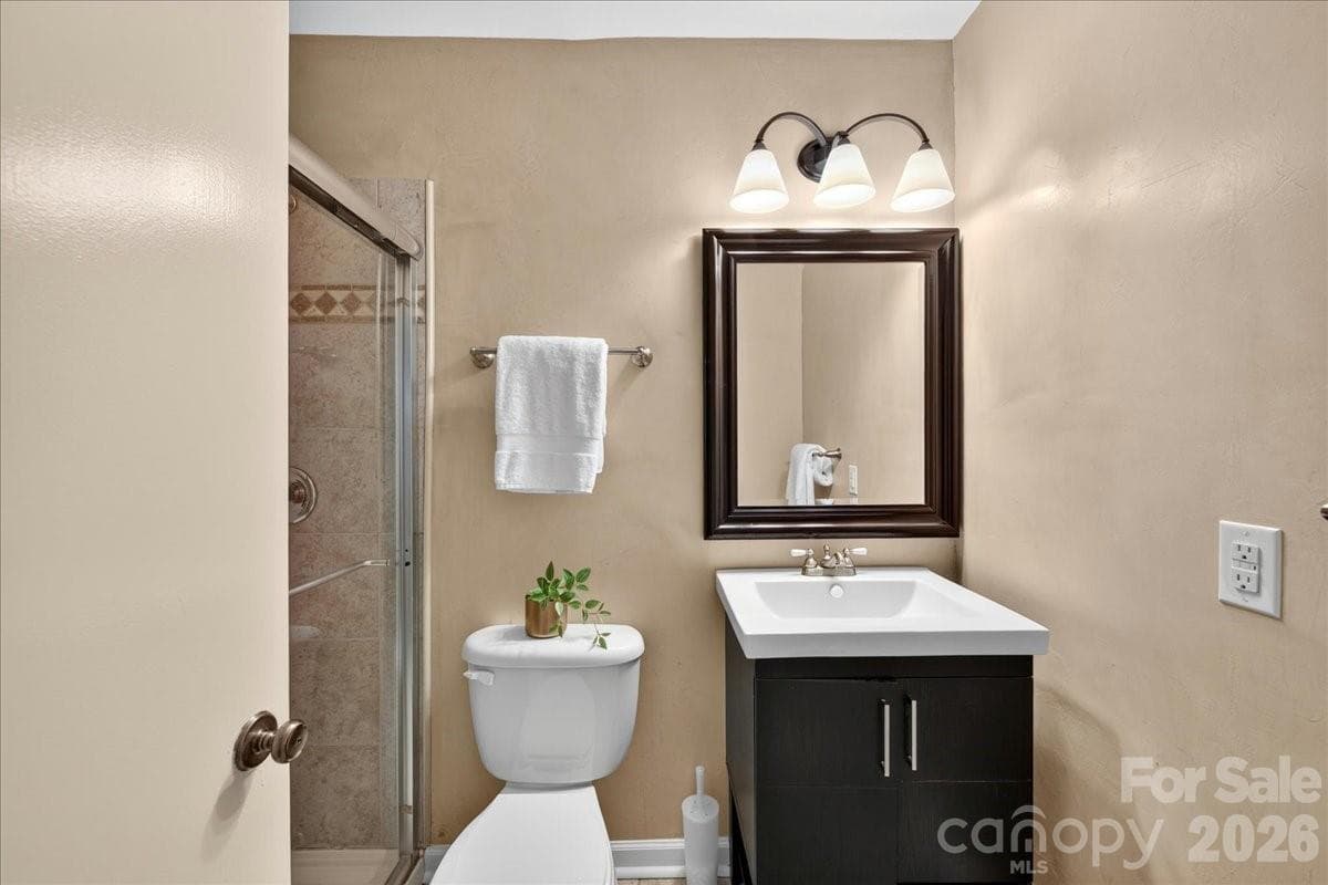 Ensuite bath for secondary bedroom - 1700 Roxborough Road, Charlotte