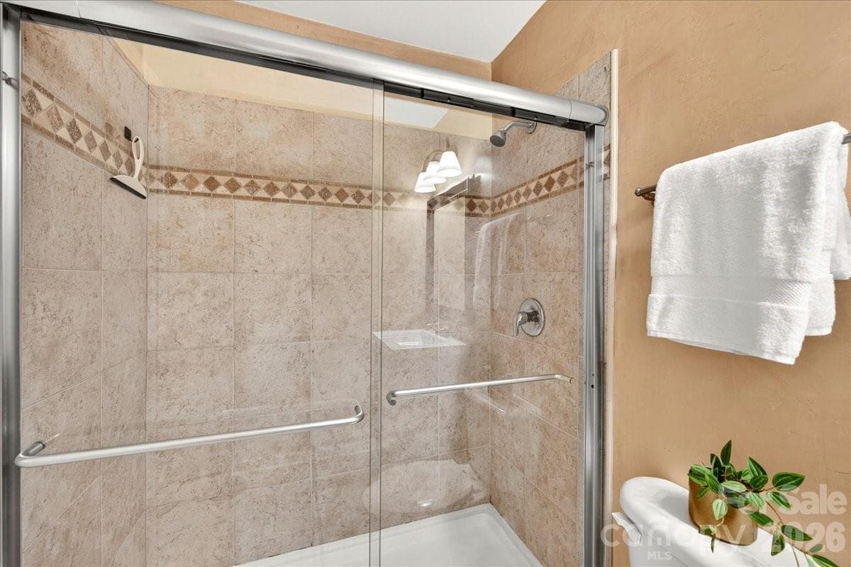 Ensuite bath for secondary bedroom - 1700 Roxborough Road, Charlotte