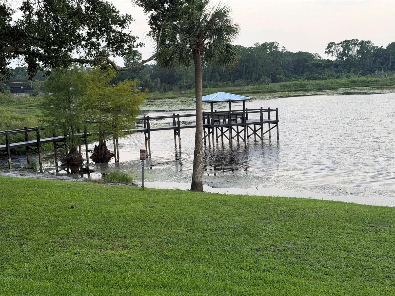 Home owners enjoy the dock which overlooks the water front. - 483 VIA TUSCANY LOOP, LAKE MARY