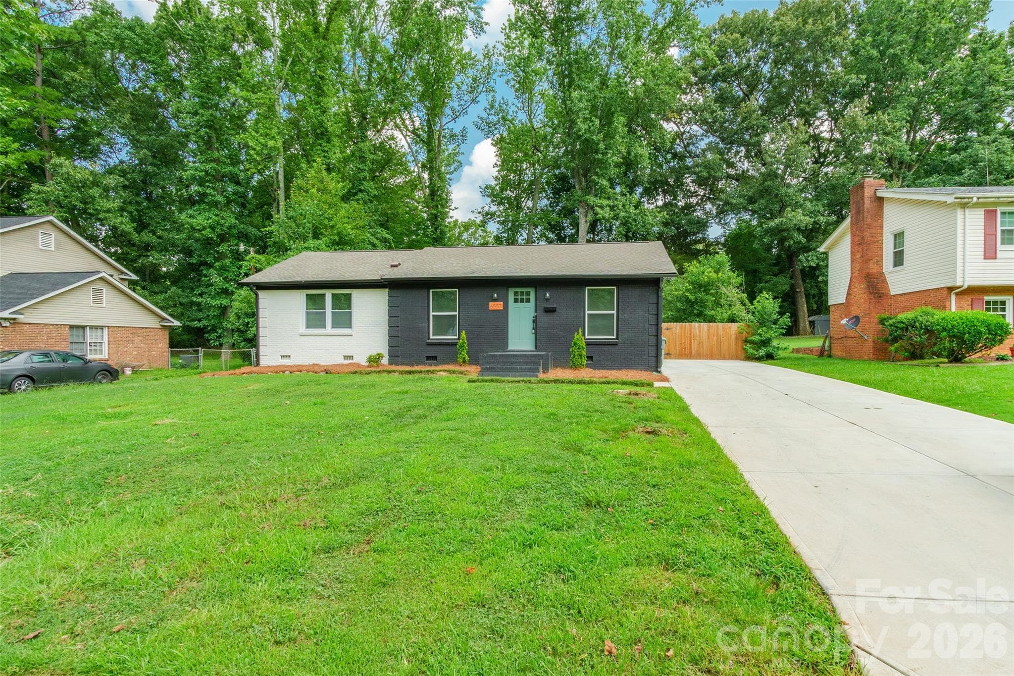 Single Family Residence at 6557 Covecreek Drive, Charlotte, photo 2 of 26