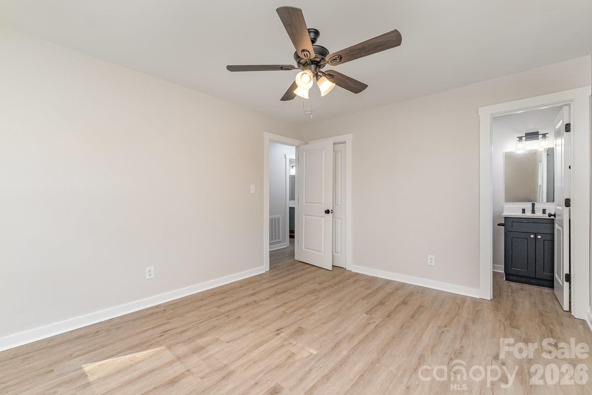 Single Family Residence at 6557 Covecreek Drive, Charlotte, photo 16 of 26
