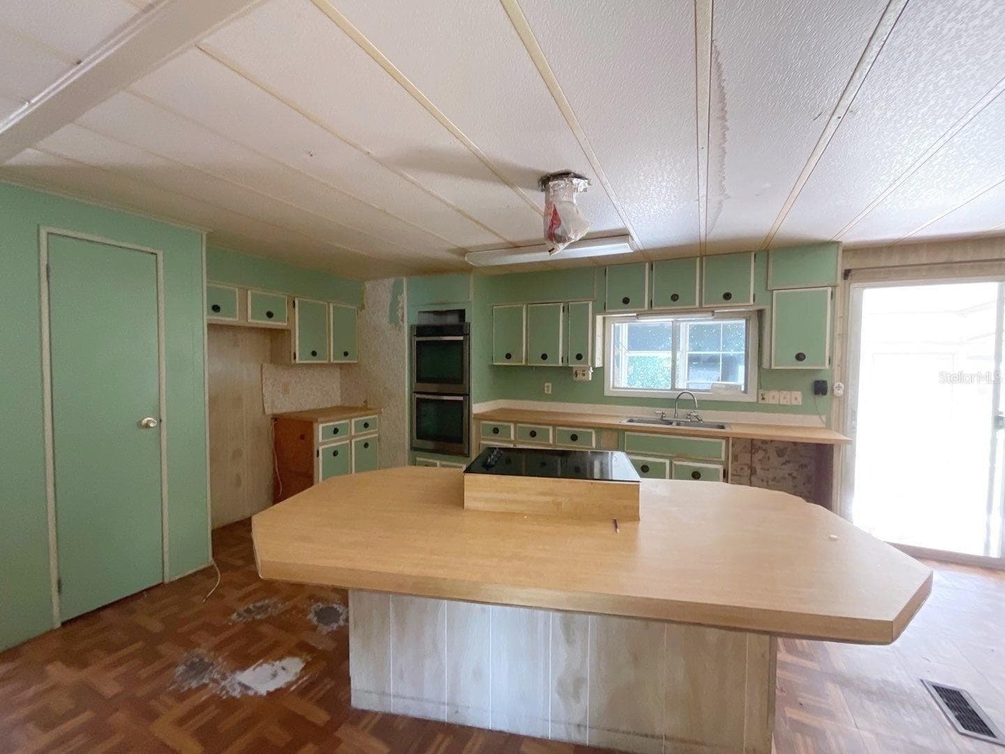 Manufactured Home at 12830 SE 7TH ST, SILVER SPRINGS, photo 3 of 22