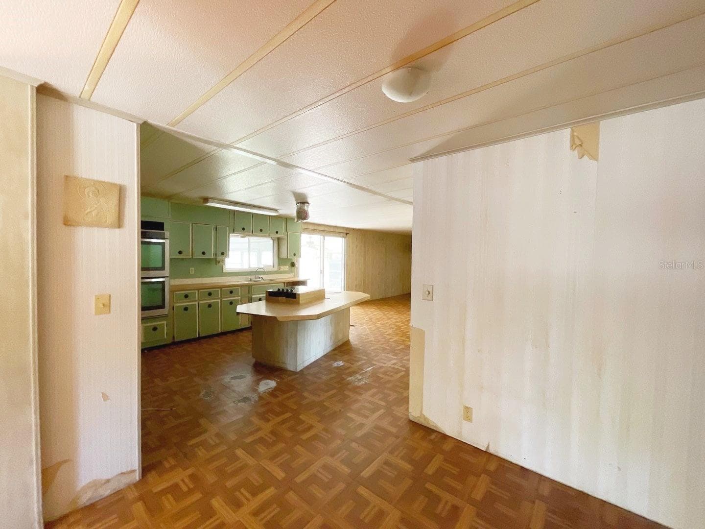 Manufactured Home at 12830 SE 7TH ST, SILVER SPRINGS, photo 4 of 22