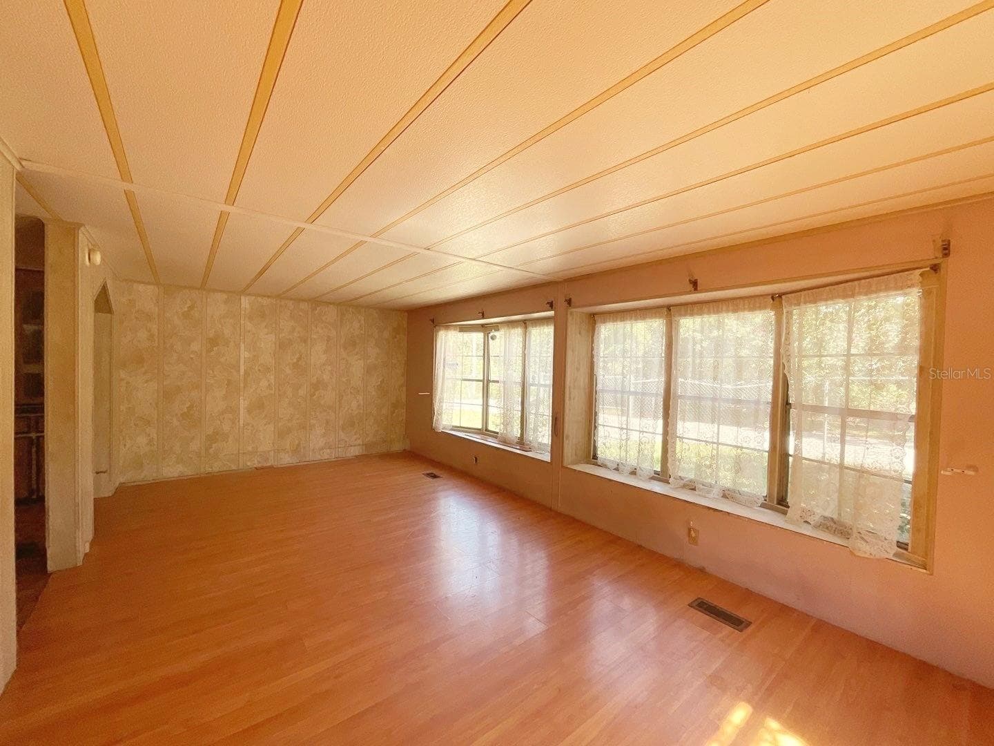 Manufactured Home at 12830 SE 7TH ST, SILVER SPRINGS, photo 8 of 22