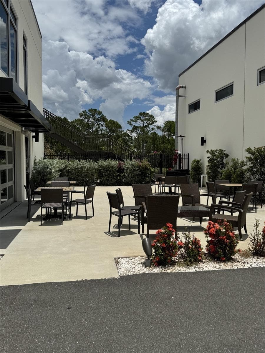 Outdoor patio area - 5431 COMMUNICATIONS PKWY #20, SARASOTA