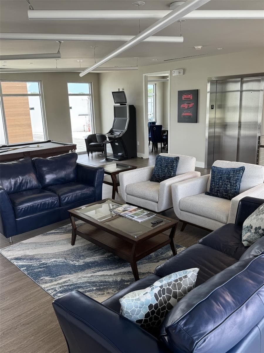 Upper-level lounge area - 5431 COMMUNICATIONS PKWY #20, SARASOTA