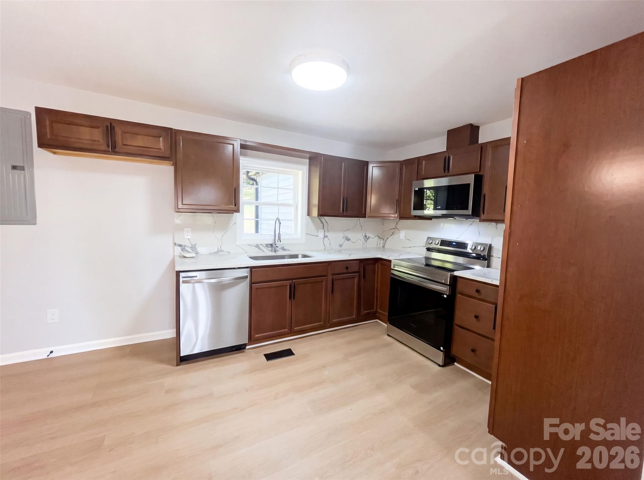 Staged Photo - 915 Kenham Place, Lenoir