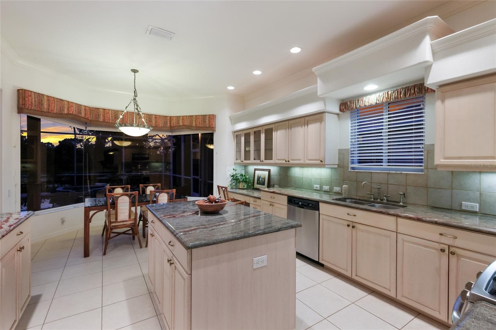 Kitchen @ sunset - 8428 MISTY MORNING CT, LAKEWOOD RANCH