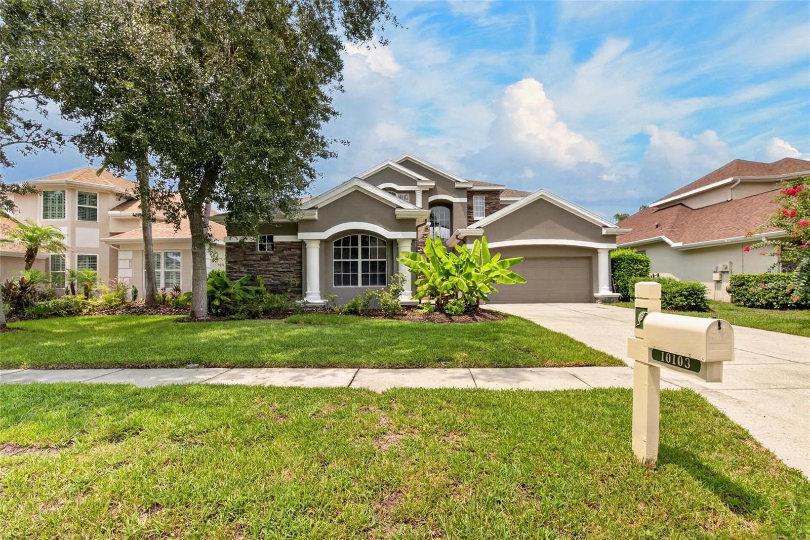 Single Family Residence at 10103 DEERCLIFF DR, TAMPA, photo 4 of 94
