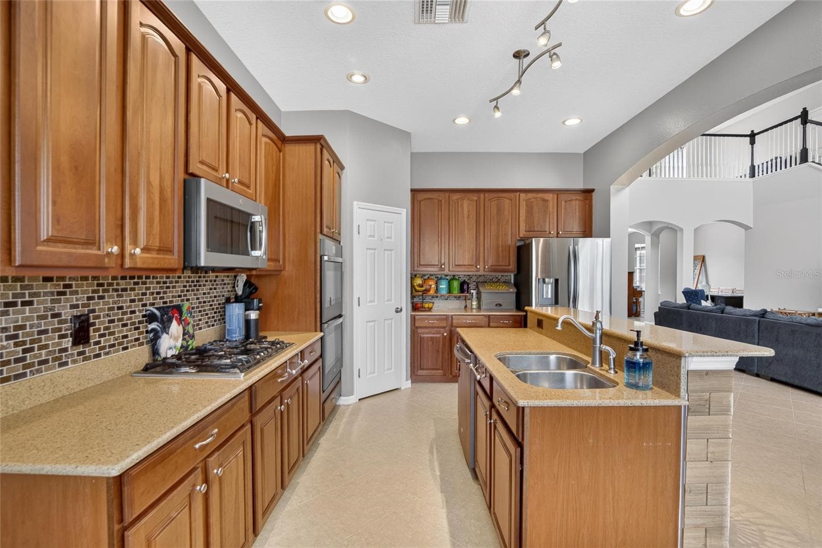 Kitchen - 10103 DEERCLIFF DR, TAMPA