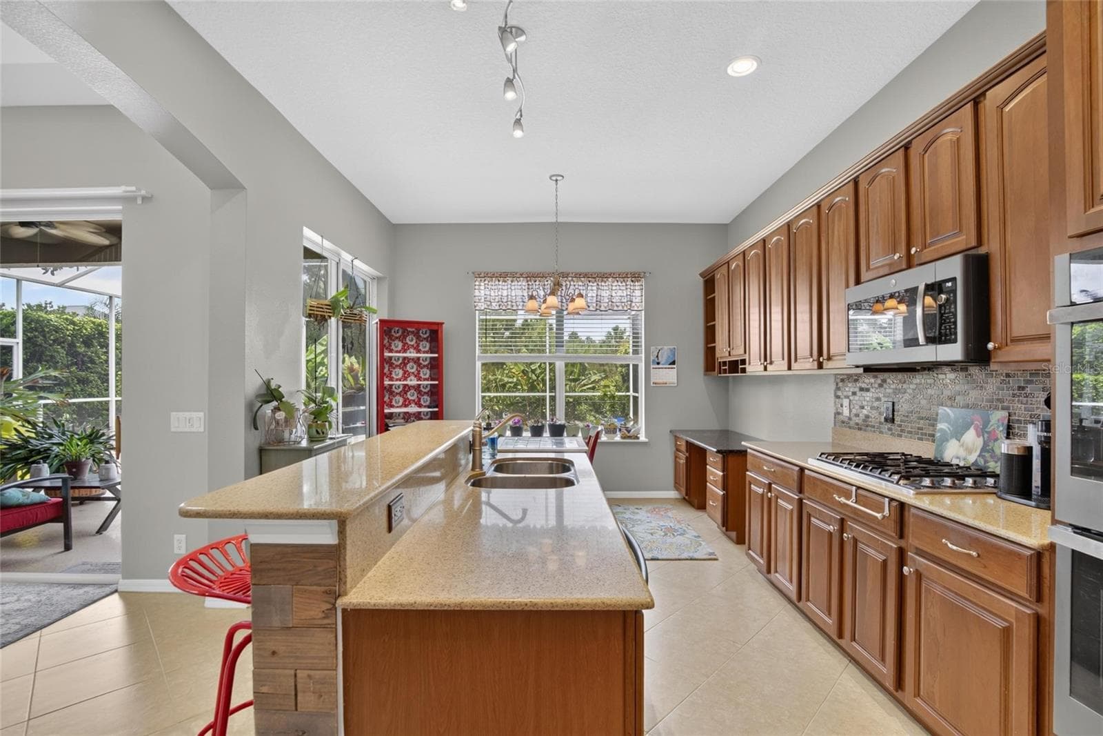 Single Family Residence at 10103 DEERCLIFF DR, TAMPA, photo 39 of 94