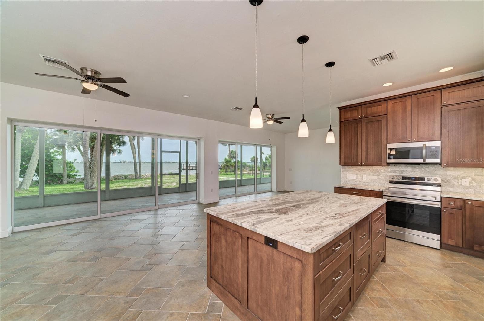 Single Family Residence at 211 BAHIA VISTA DR, ENGLEWOOD, photo 17 of 57
