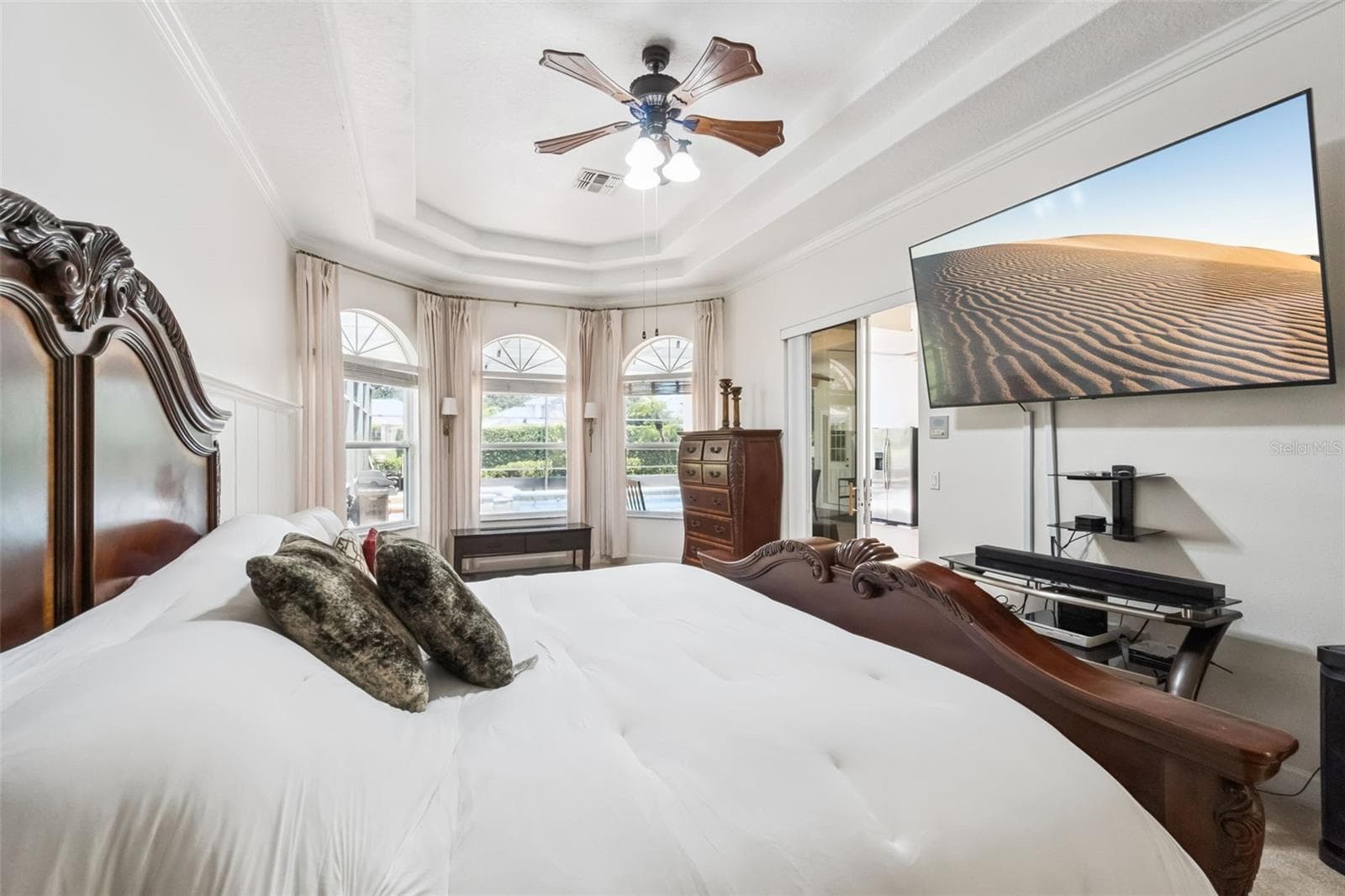 Primary suite with coffered ceiling and bay window - 1112 CALLAWAY CIR, CLERMONT