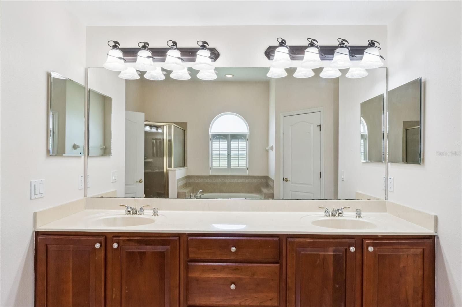 Primary bathroom with dual sink vanity - 1112 CALLAWAY CIR, CLERMONT