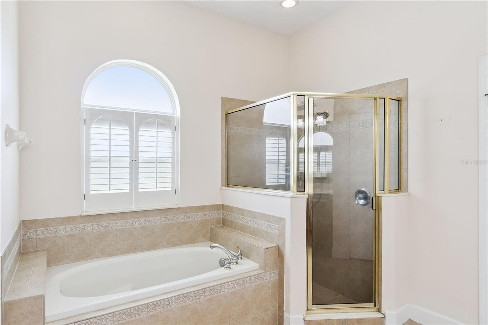 Primary bathroom with garden tub and walk in shower - 1112 CALLAWAY CIR, CLERMONT