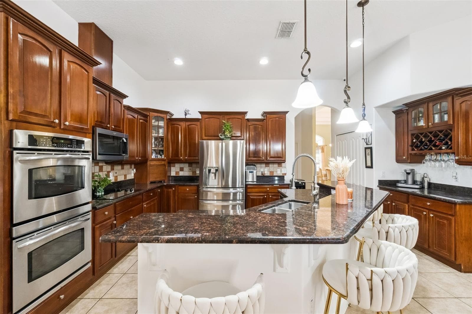 Kitchen with built-in oven, cooktop and built in bar - 1112 CALLAWAY CIR, CLERMONT