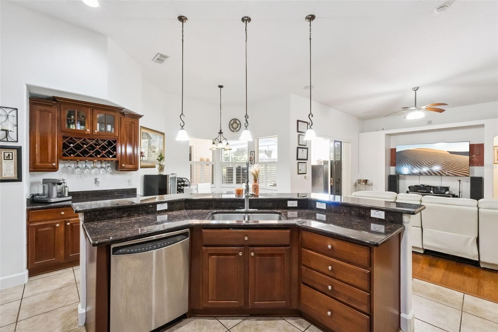 Center island with breakfast bar seating - 1112 CALLAWAY CIR, CLERMONT