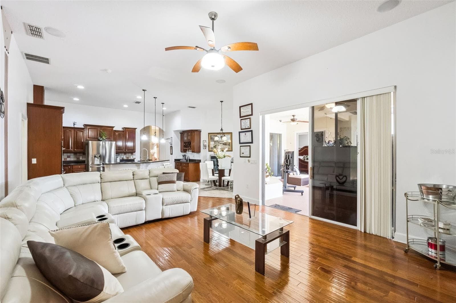 Family room with sliding doors to the lanai - 1112 CALLAWAY CIR, CLERMONT