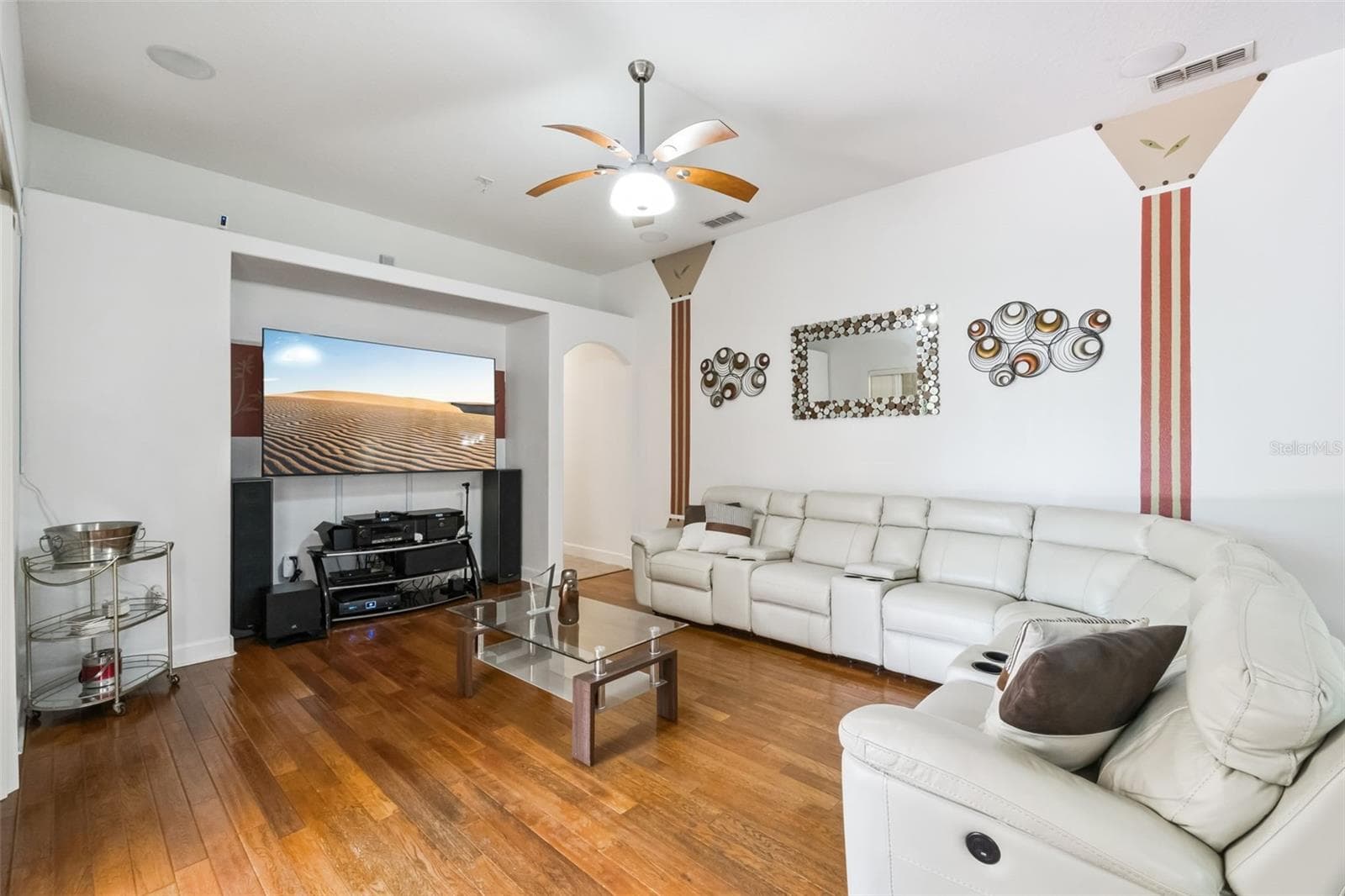 Family room with media wall - 1112 CALLAWAY CIR, CLERMONT