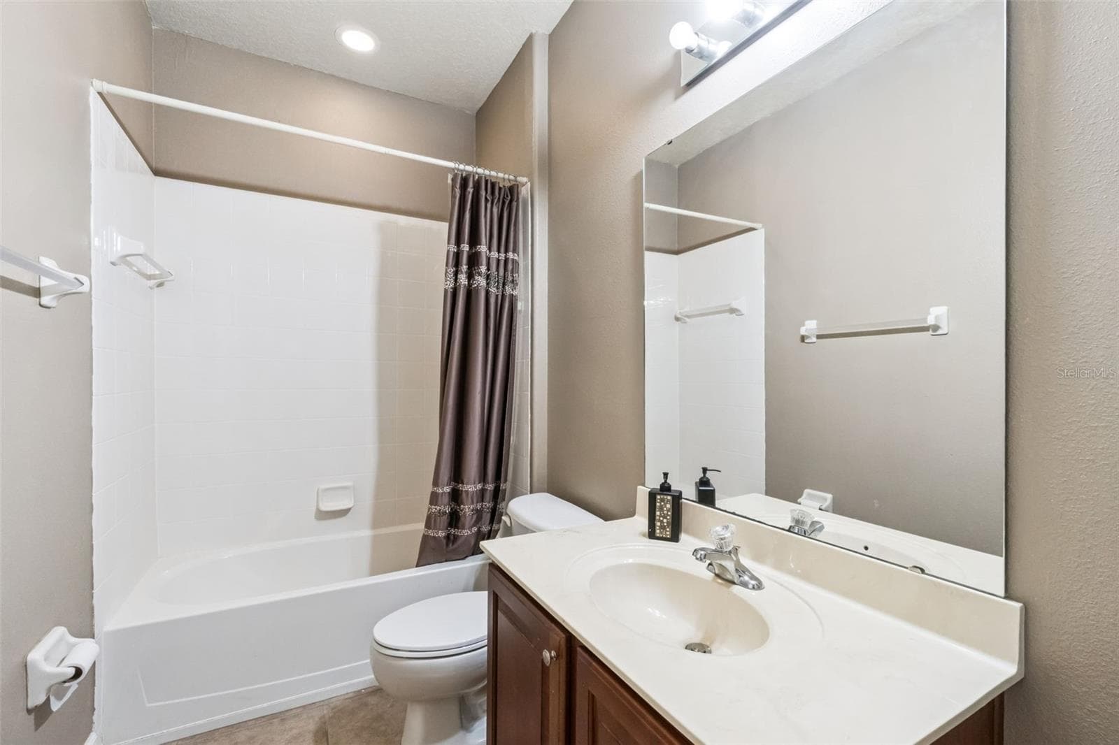 Full bathroom with tub and shower - 1112 CALLAWAY CIR, CLERMONT