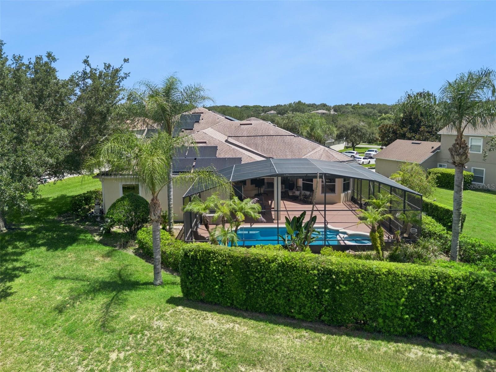 Lush landscaping surrounding the screened lanai - 1112 CALLAWAY CIR, CLERMONT