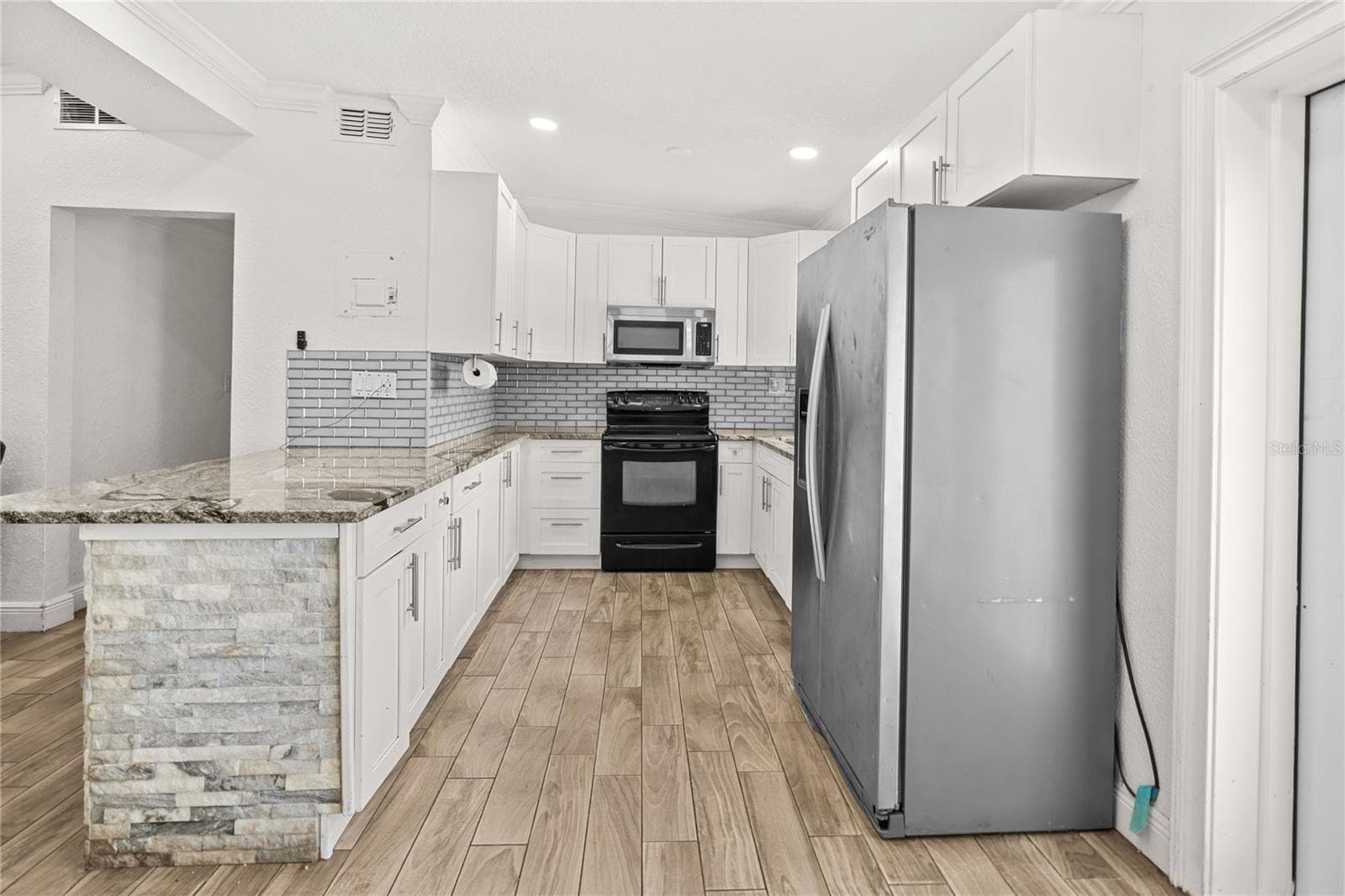 Single Family Residence at 815 W HIGHLAND DR, COCOA, photo 13 of 24