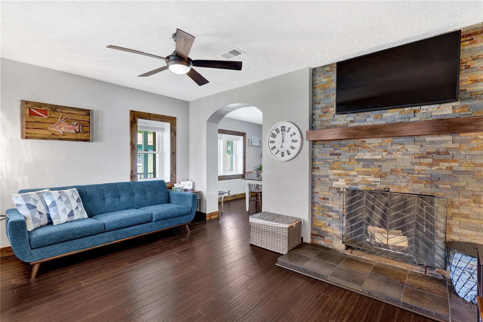 Single Family Residence at 302 S PALM AVE, HOWEY IN THE HILLS, photo 5 of 31