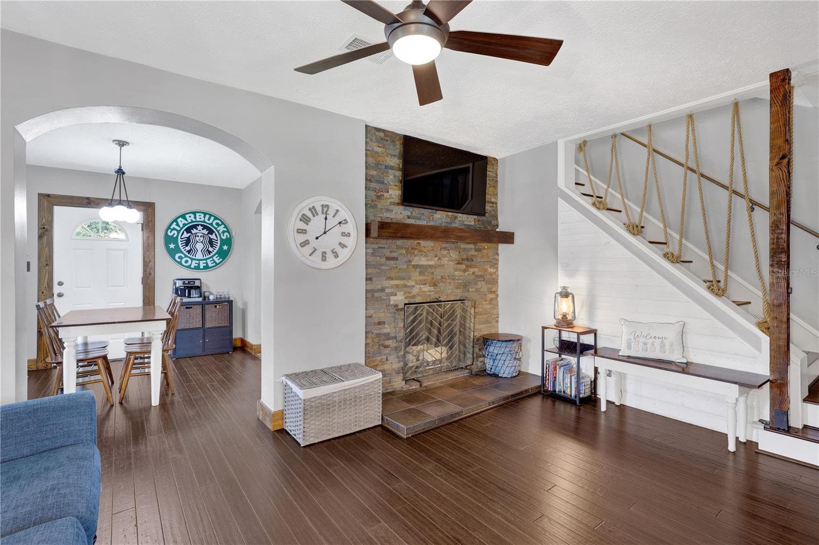 Single Family Residence at 302 S PALM AVE, HOWEY IN THE HILLS, photo 8 of 31