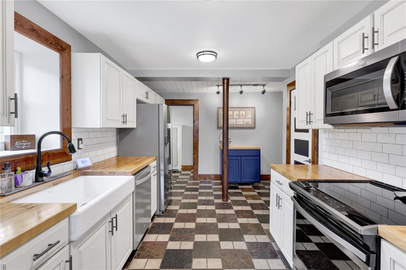 Single Family Residence at 302 S PALM AVE, HOWEY IN THE HILLS, photo 11 of 31