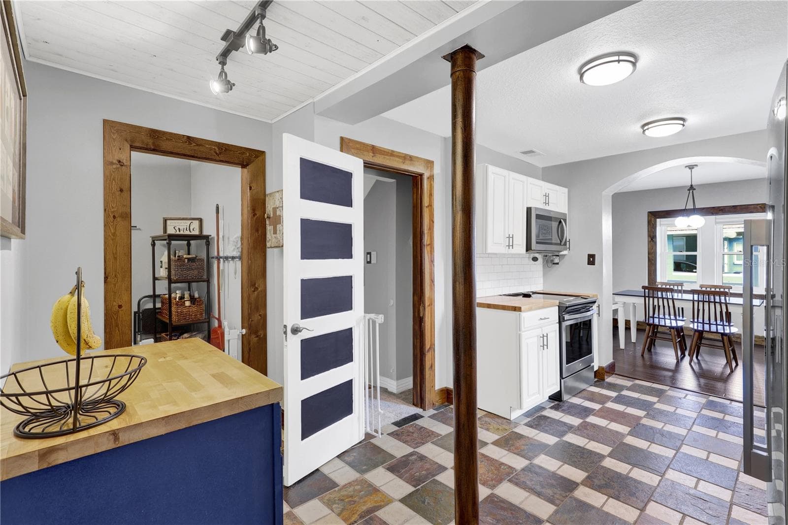 Single Family Residence at 302 S PALM AVE, HOWEY IN THE HILLS, photo 13 of 31