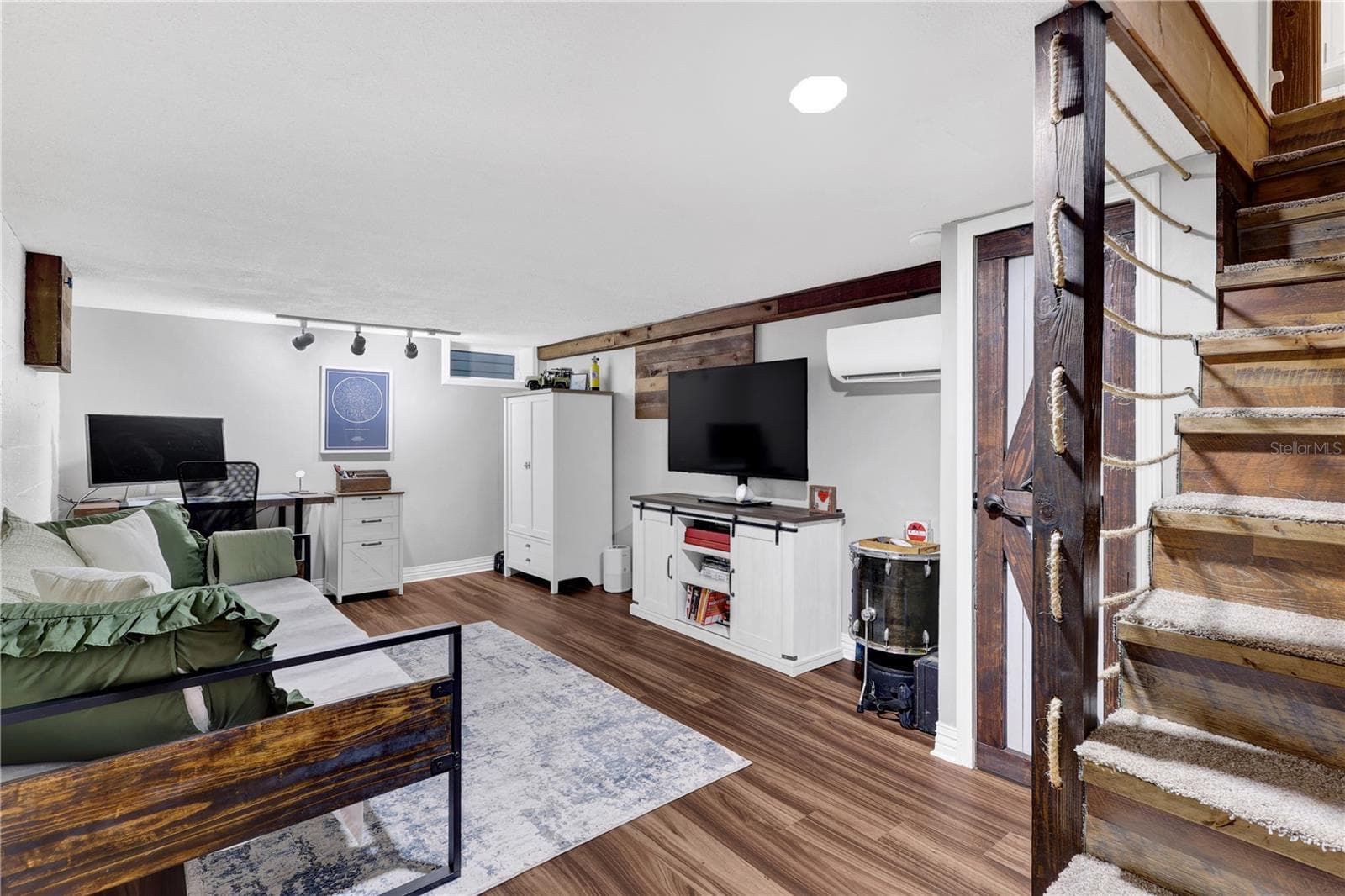 Single Family Residence at 302 S PALM AVE, HOWEY IN THE HILLS, photo 15 of 31