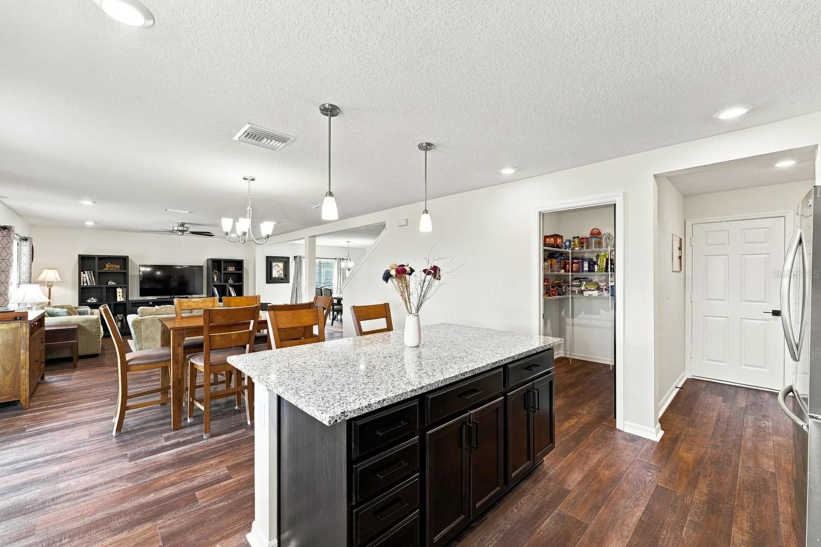 XL Kitchen Island - 455 OVERPOOL AVE, DAVENPORT