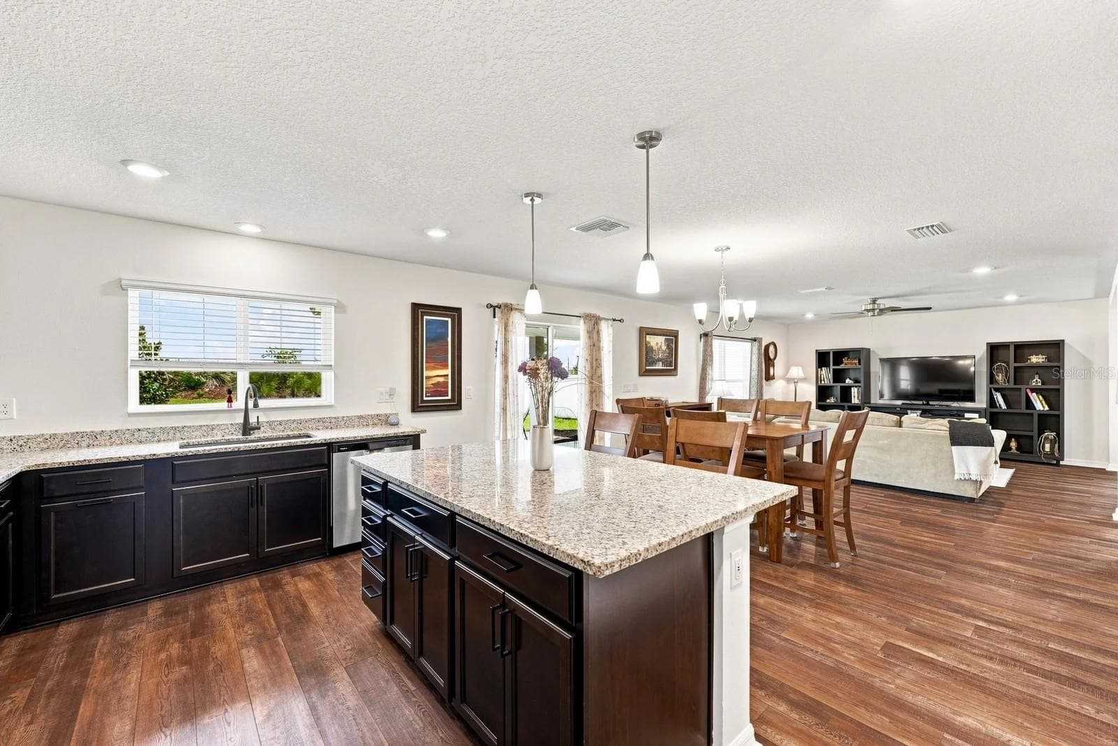 Kitchen to Eat-in Space to Great Room - 455 OVERPOOL AVE, DAVENPORT
