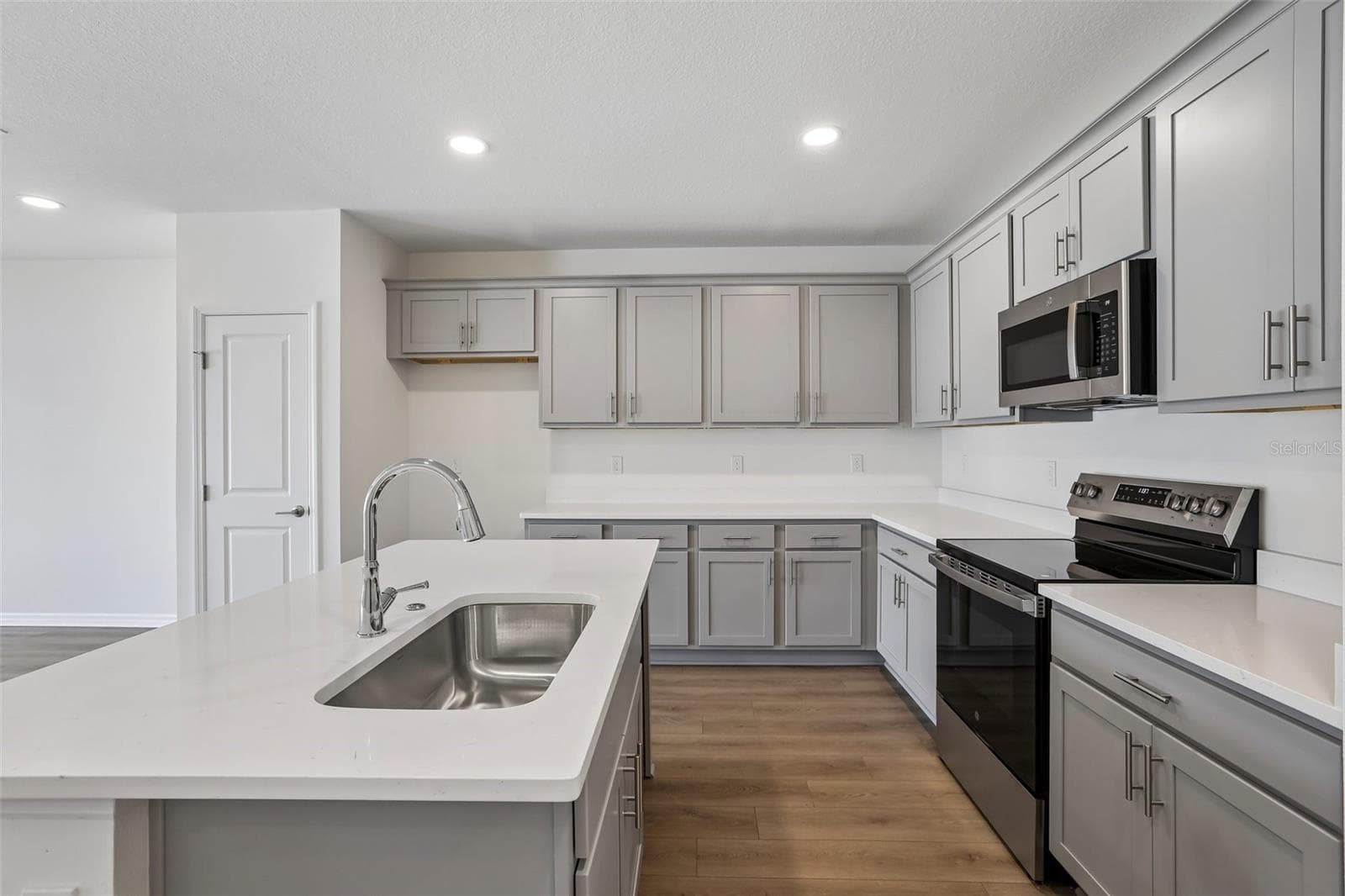 Townhouse at 34563 TURPINS AVE, ZEPHYRHILLS, photo 3 of 27