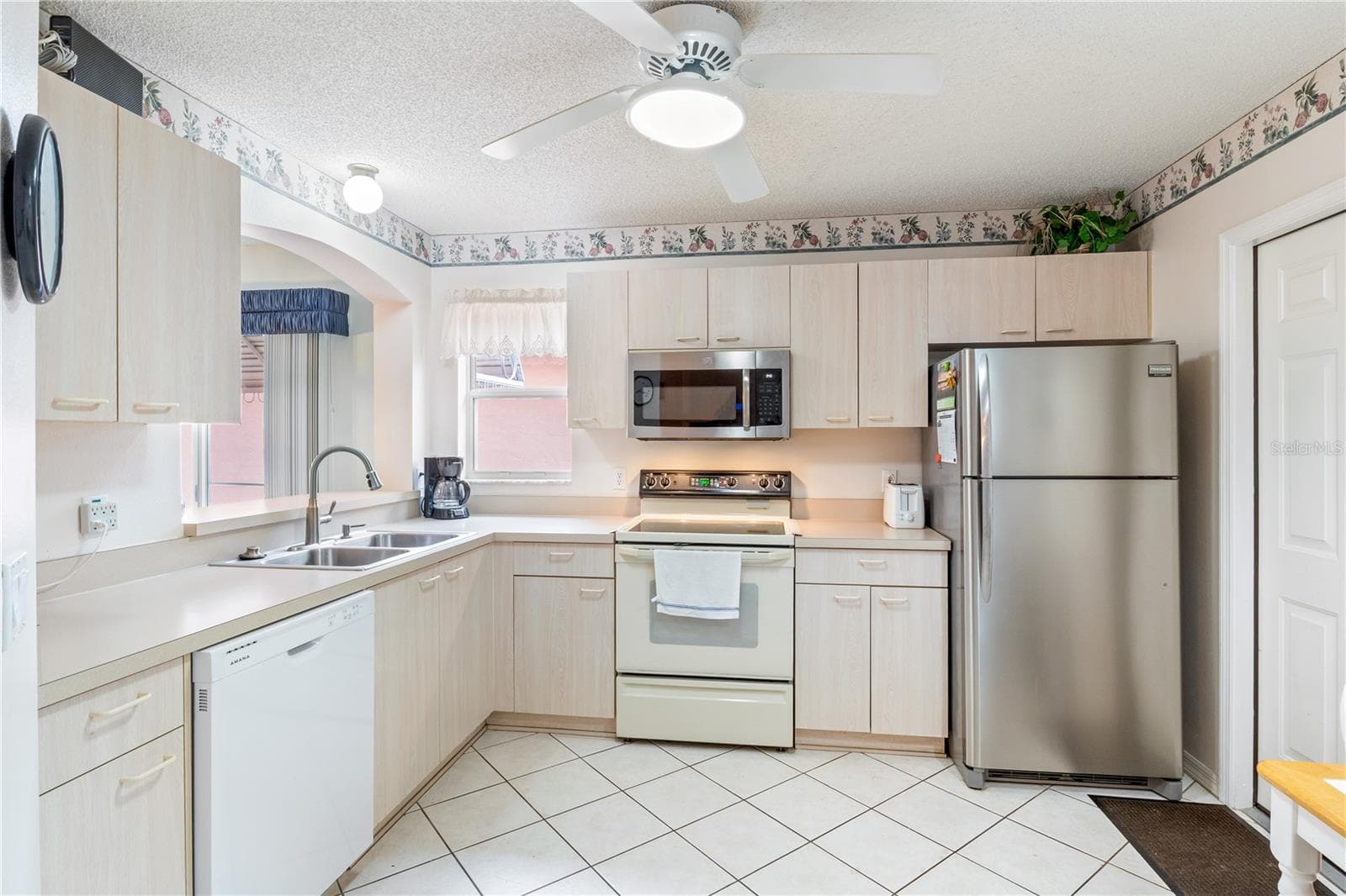 Villa at 631 ENCONTO ST, THE VILLAGES, photo 6 of 31