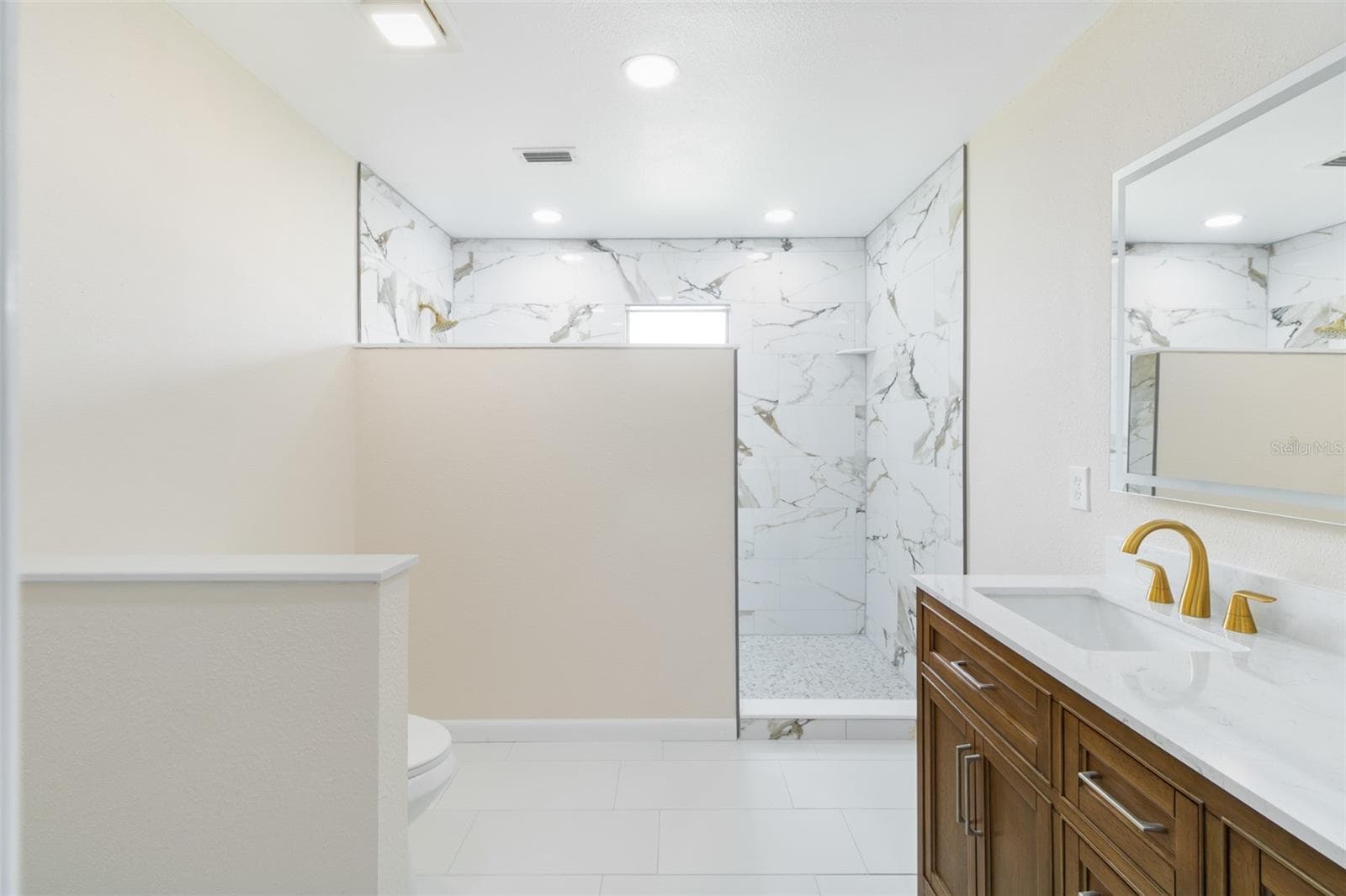 Primary Bathroom - 3215 LAKE SAXON DR, LAND O LAKES