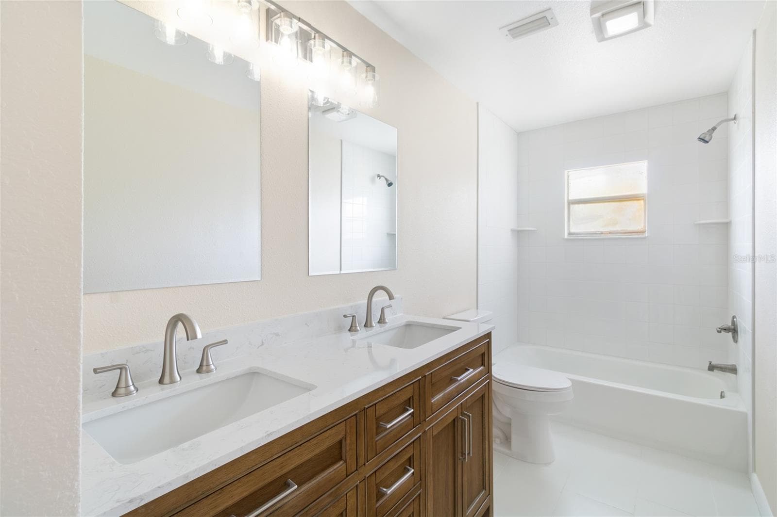 Hall Bathroom - 3215 LAKE SAXON DR, LAND O LAKES